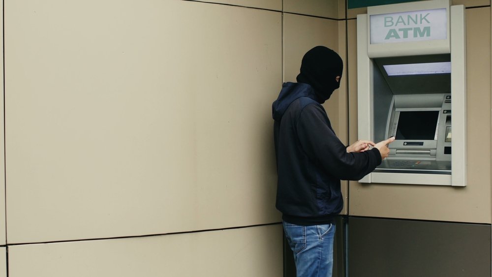 Мошенники похитили 9 млн рублей из российского банка из-за неправильно настроенных банкоматов