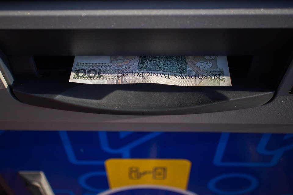 ФАС предложила сделать снятие наличных в банкоматах бесплатной услугой
