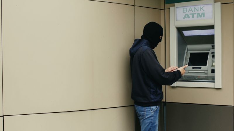Мошенники похитили 9 млн рублей из российского банка из-за неправильно настроенных банкоматов Мошенники похитили 9 млн рублей из российского банка из-за неправильно настроенных банкоматов